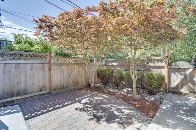 Building Photo - Charming Seattle Townhome with Garage Available Now! A/C included!