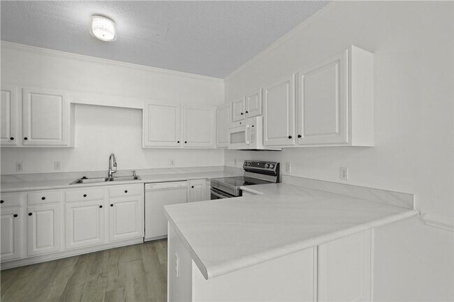 Building Photo - Spacious 3-Bedroom Townhouse in Prime Savannah Location, Move-in Special: FREE RENT for December!!