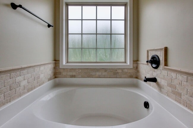 Building Photo - Sweet 3 bed 2 bath clost to post and I-24.