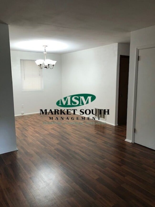 Building Photo - *APPLICATION PENDING!* Convenient Southsid...