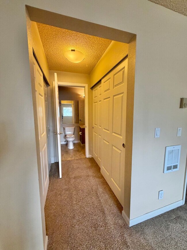 Building Photo - Affordable Top Floor Condo on Bus Route