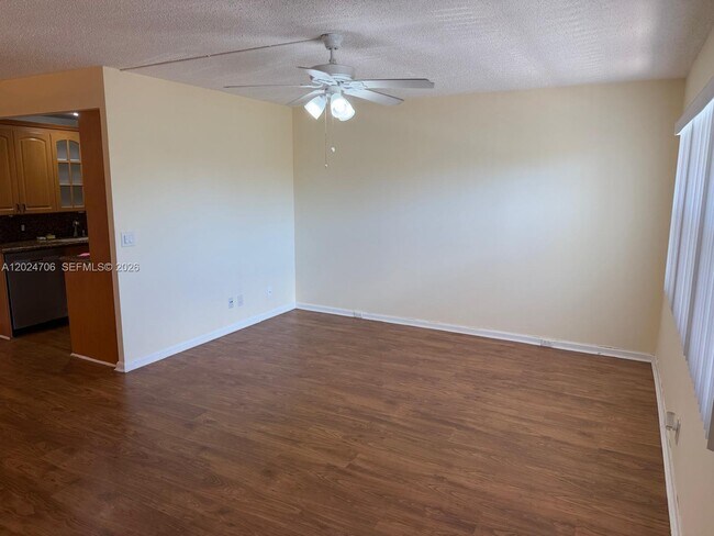 Building Photo - 3069 Cornwall D