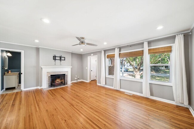 Building Photo - Adorable Home in the Heart of Midtown!