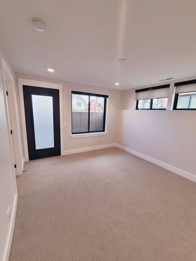 Building Photo - Luxury Downtown Townhome