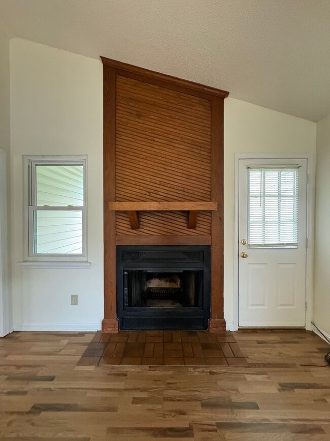 Building Photo - Snuggle Up on Sitton