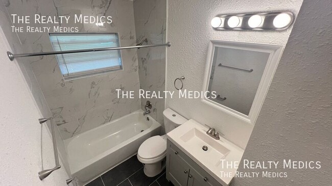 Building Photo - 2530 N Palm Dr