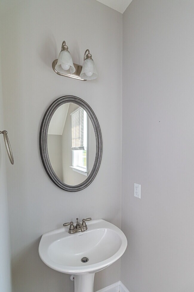 Building Photo - 208 Weeping Willow Dr