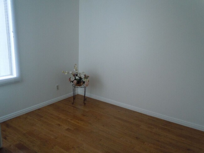 Building Photo - Foothill Condo