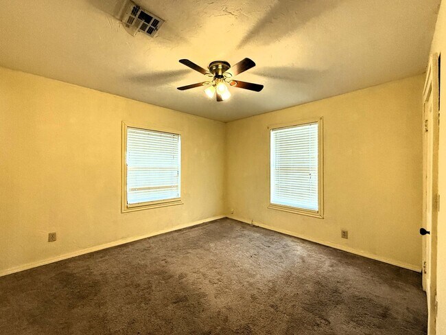 Building Photo - 1800 SW 15th St