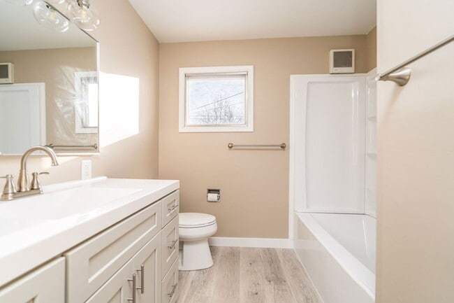 Building Photo - 204 19th Ave NW