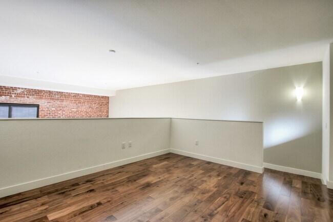 Building Photo - 3 Level Loft at Plant 51- 2 Bed/2 Bath - Exposed Brick