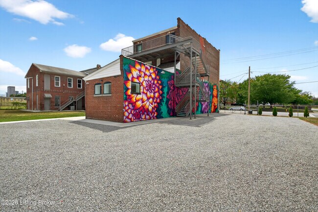 Building Photo - 1529 W Market St