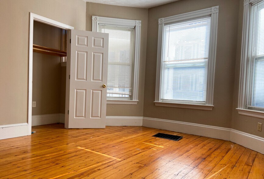 Building Photo - 13 Sachem St