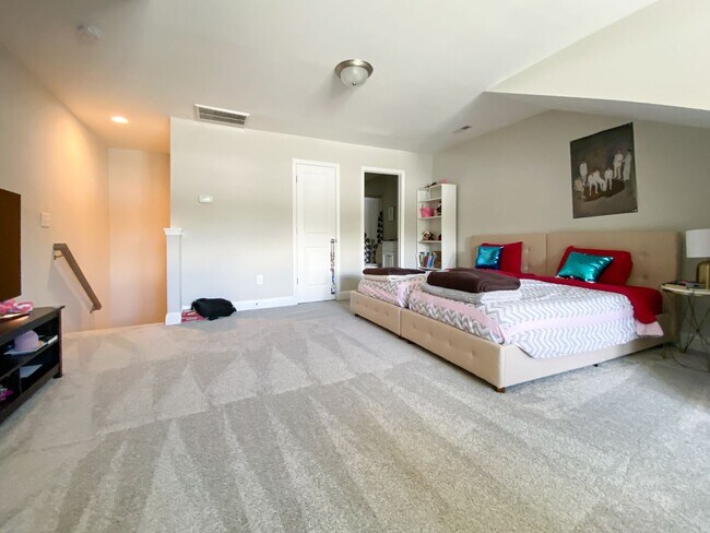 Building Photo - Beautiful Townhome at Manordale - LEASE TA...