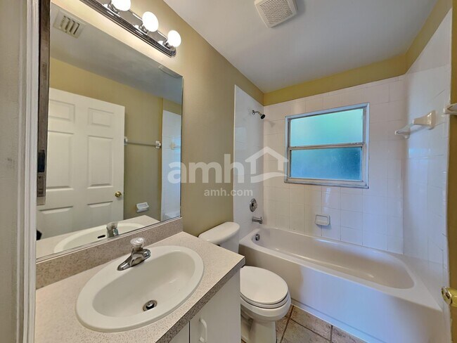 Building Photo - 558 Hatcher St SE