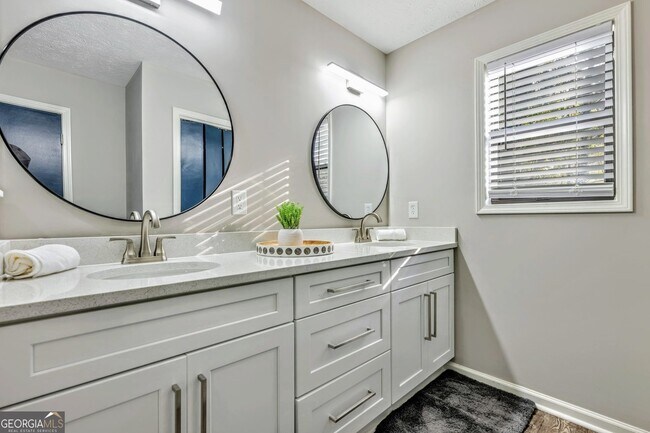 Building Photo - 1440 Glynn Oaks Dr SW