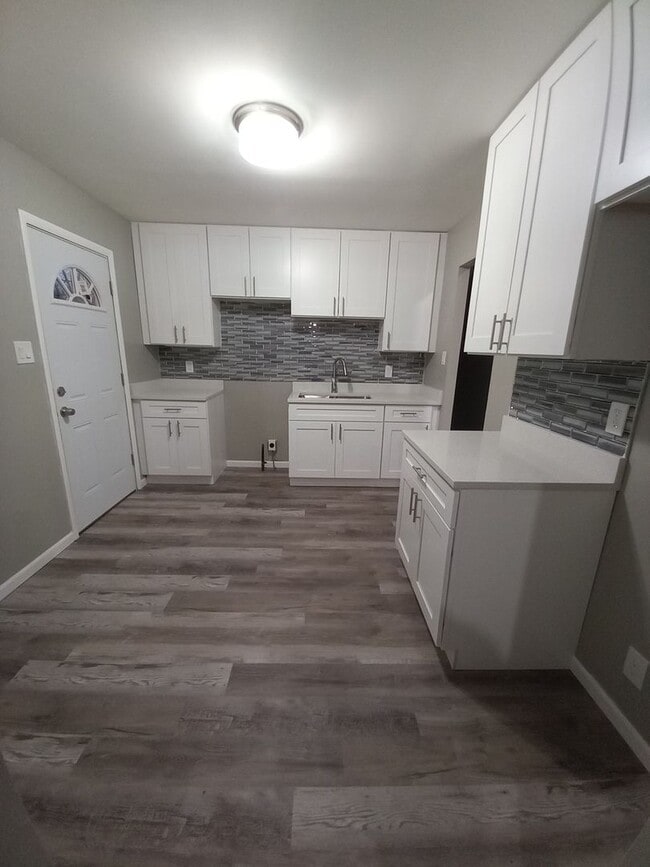 Building Photo - Stunning 3 Bedroom Bi-Level Home