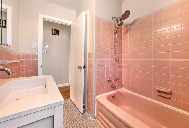 Building Photo - 405 Westwood Dr