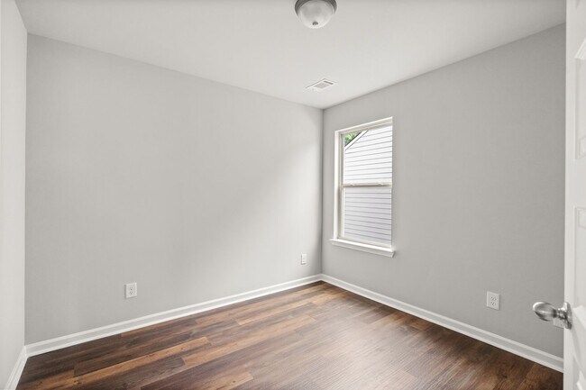 Building Photo - 4 bed / 2.5 bath in Gainesville! Retreat a...