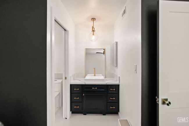 Building Photo - Upgraded 3 Bed 2 Bath in NE Bakersfield