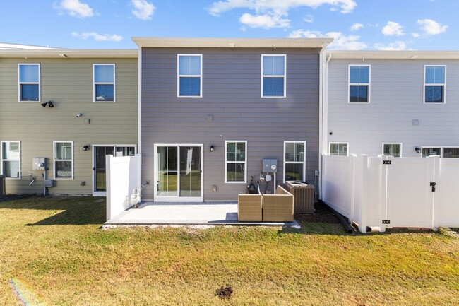 Building Photo - Modern Living in the Heart of Chesapeake.