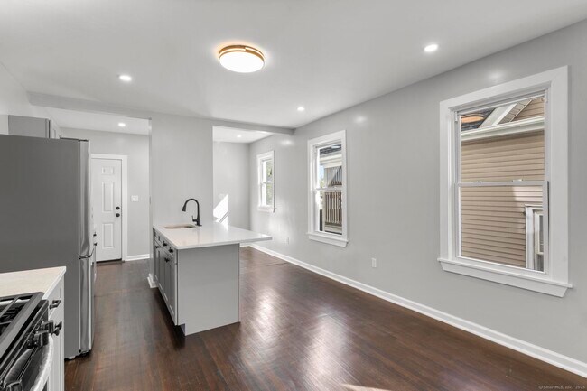 Building Photo - 230 Cooke St