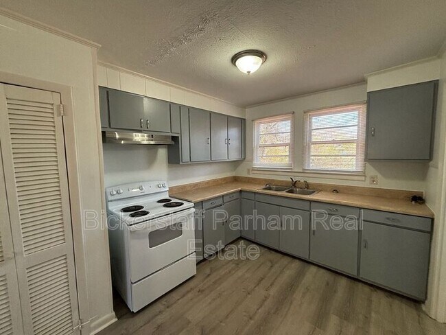 Building Photo - 231 17th Ave S