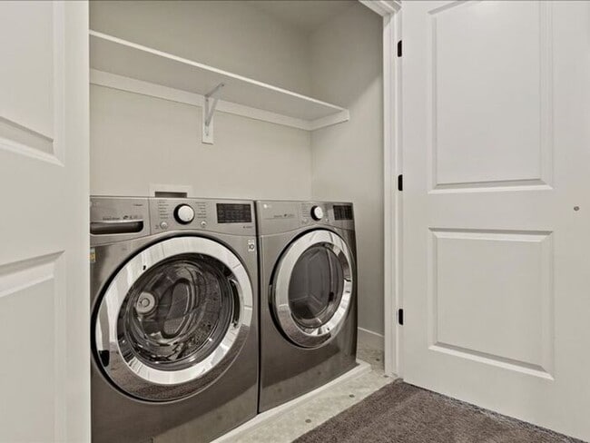 Building Photo - RIVERTON 3 BED, 2.5 BATH TOWNHOME