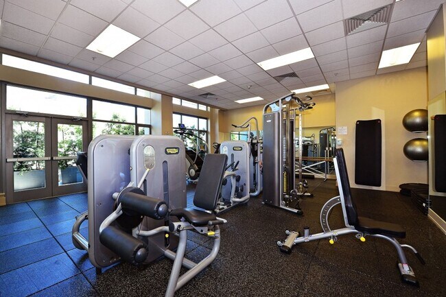 Building Photo - Beautiful upgraded condo Downtown w/ Washe...