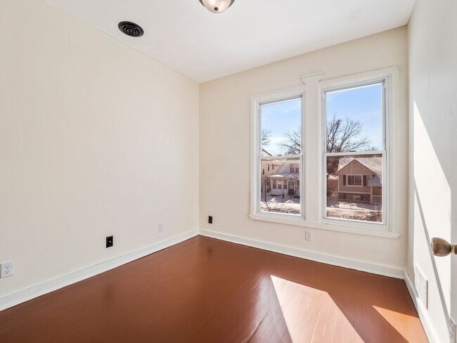 Building Photo - 937 Thomas Ave W
