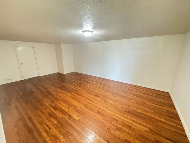 Building Photo - 647 Newport Ave