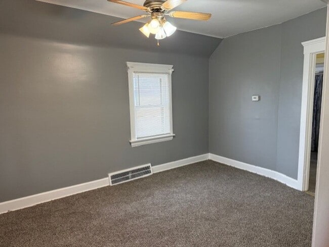 Building Photo - Spacious 1 bedroom with Bonus Room