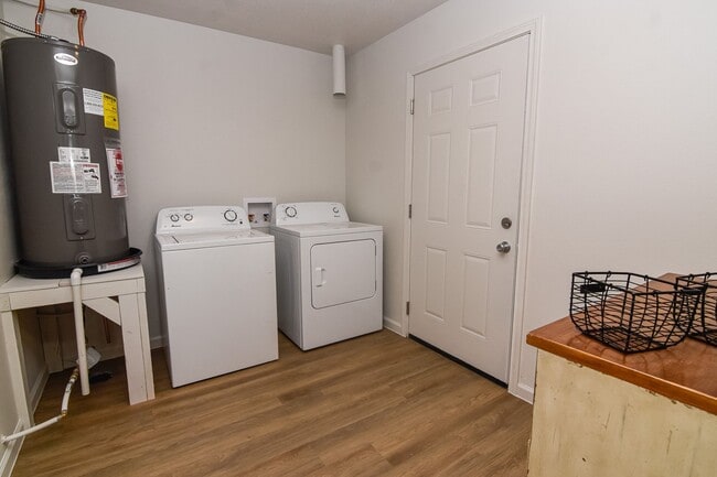 Building Photo - 3 Bedroom, Single-story Townhomes for rent...