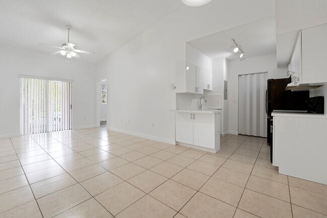 Building Photo - SPACIOUS 2/2 UNIT CENTRALLY LOCATED