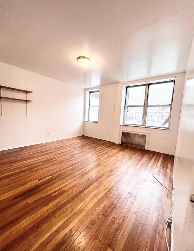 Building Photo - 707 E 189th St