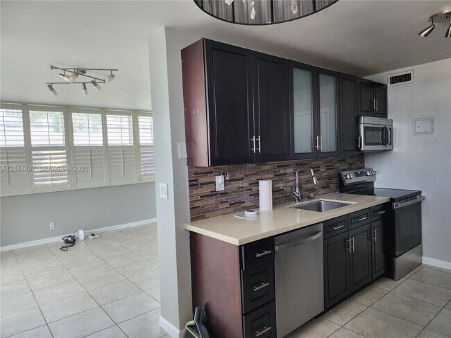 Building Photo - 3161 S Ocean Dr