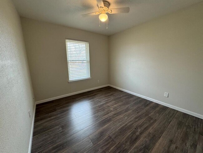 Building Photo - 2006 Ash St