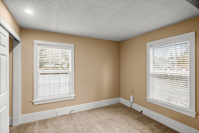 Building Photo - Delightful 4 Bed/2.5 Bath Craftsman home in the Rose City Park Neighbood