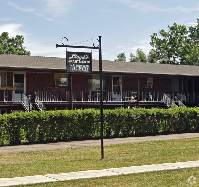 Lloyd's Apartments - 7250 - 7290 Newton St