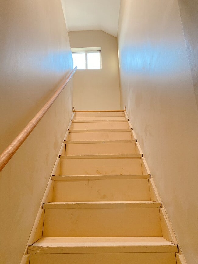 Building Photo - Beautifully updated 5 bed 2 bath house $2200