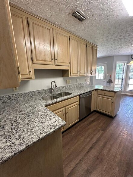 Building Photo - 7204 Brampton Ln