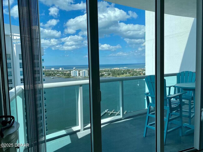 Building Photo - 231 Riverside Dr