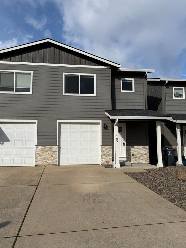 Building Photo - **MOVE IN SPECIAL!** 3 Bedroom Duplex Close to Shopping and Schools!