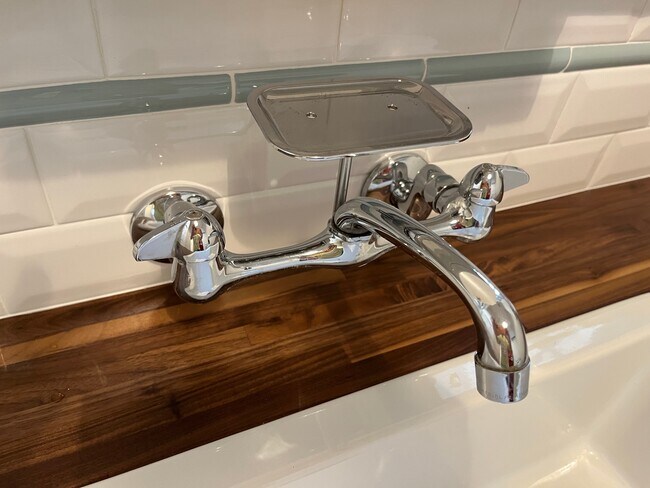 Building Photo - 135 E Ave 42