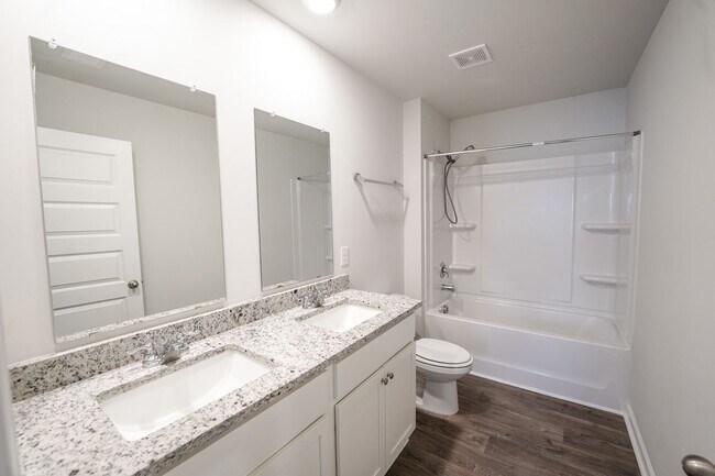 Building Photo - AVAILABLE NOW!