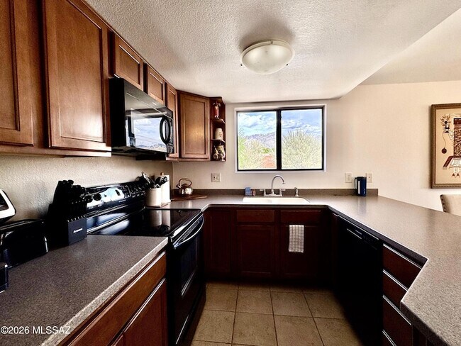 Building Photo - 5051 N Sabino Canyon Rd