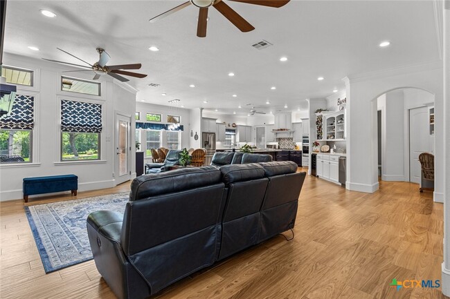 Building Photo - 1605 Alta Vista Loop