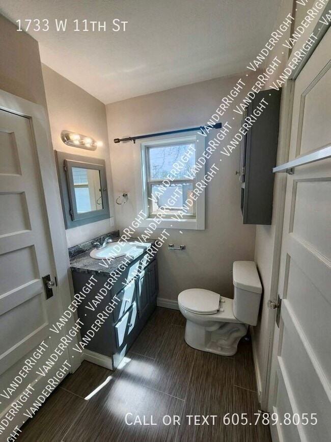 Building Photo - 1733 W 11th St