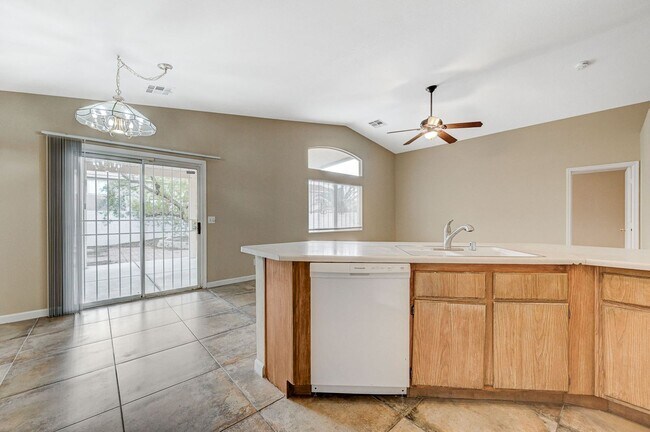 Building Photo - Rare Single Story Home with hard flooring!