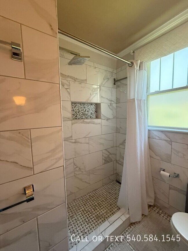 Building Photo - 1901 Avon Rd SW